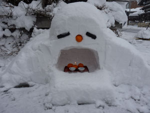 雪だるま＋かまくら？